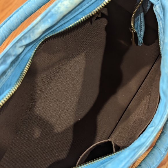 Cool unique faux denim printed shoulder bag w/ gold zipper. 10" H x 14"W x 6" D - Picture 7 of 11